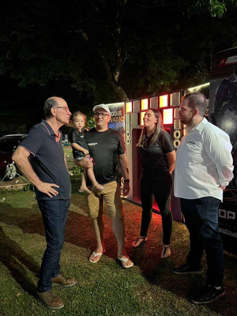 Evento reuniu famílias na Praça Central com sorteio de R$ 25 mil em prêmios, exposição de veículos, som automotivo e show ao vivo Evento reuniu famílias na Praça Central com sorteio de R$ 25 mil em prêmios, exposição de veículos, som automotivo e show ao vivo