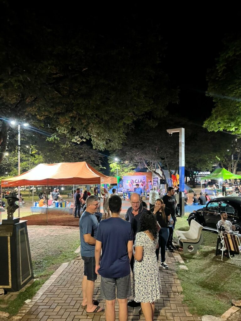 Evento reuniu famílias na Praça Central com sorteio de R$ 25 mil em prêmios, exposição de veículos, som automotivo e show ao vivo Evento reuniu famílias na Praça Central com sorteio de R$ 25 mil em prêmios, exposição de veículos, som automotivo e show ao vivo