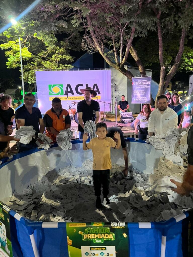 Evento reuniu famílias na Praça Central com sorteio de R$ 25 mil em prêmios, exposição de veículos, som automotivo e show ao vivo Evento reuniu famílias na Praça Central com sorteio de R$ 25 mil em prêmios, exposição de veículos, som automotivo e show ao vivo