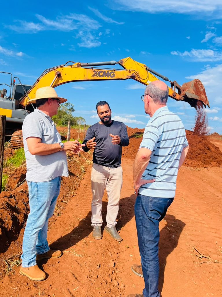 Obras avançam na estrada da região de Melancia até a divisa do Rio Amambai Obras avançam na estrada da região de Melancia até a divisa do Rio Amambai