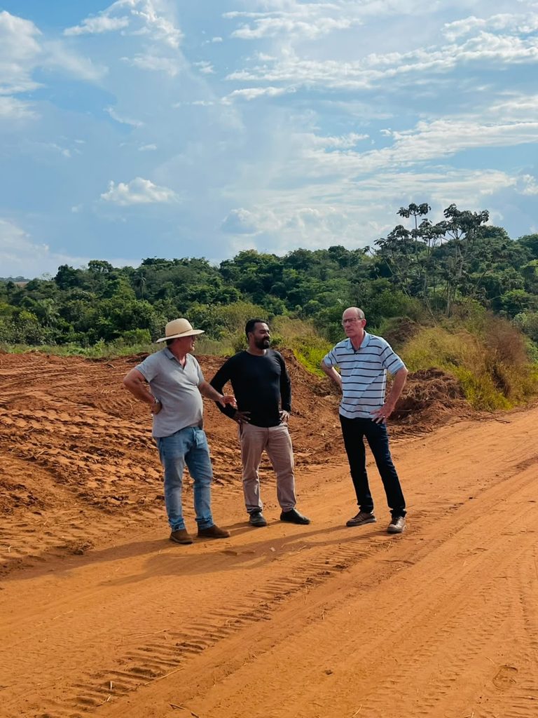 Obras avançam na estrada da região de Melancia até a divisa do Rio Amambai Obras avançam na estrada da região de Melancia até a divisa do Rio Amambai