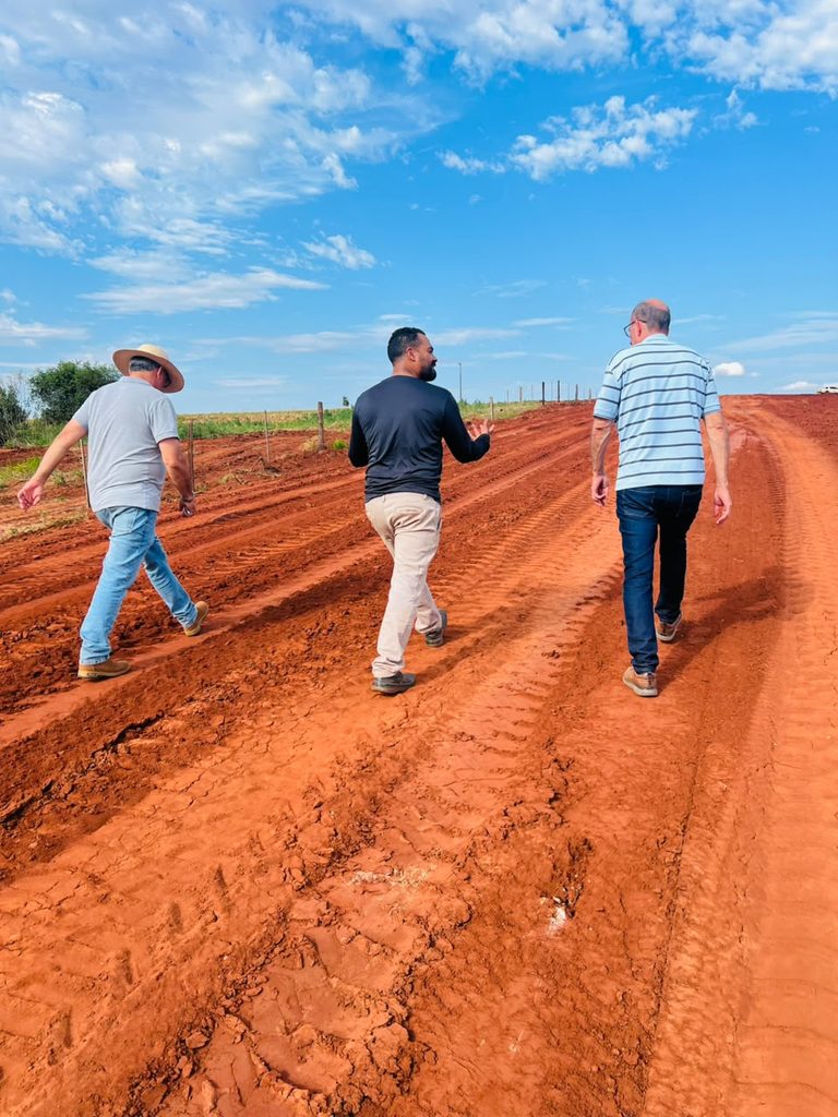 Obras avançam na estrada da região de Melancia até a divisa do Rio Amambai Obras avançam na estrada da região de Melancia até a divisa do Rio Amambai