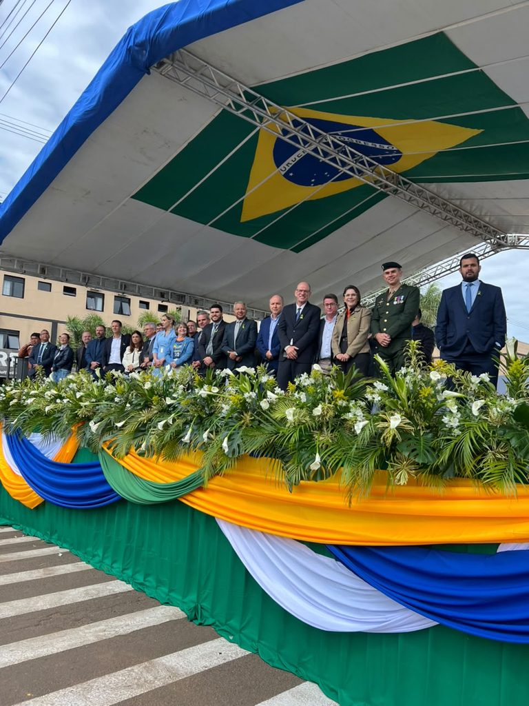 Desfile Cívico de 7 de Setembro reúne escolas, instituições, empresas e Exército em Amambai Desfile Cívico de 7 de Setembro reúne escolas, instituições, empresas e Exército em Amambai