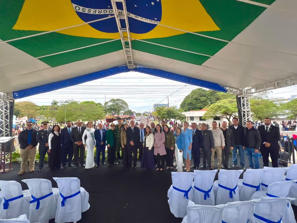 Desfile Cívico de 7 de Setembro reúne escolas, instituições, empresas e Exército em Amambai Desfile Cívico de 7 de Setembro reúne escolas, instituições, empresas e Exército em Amambai