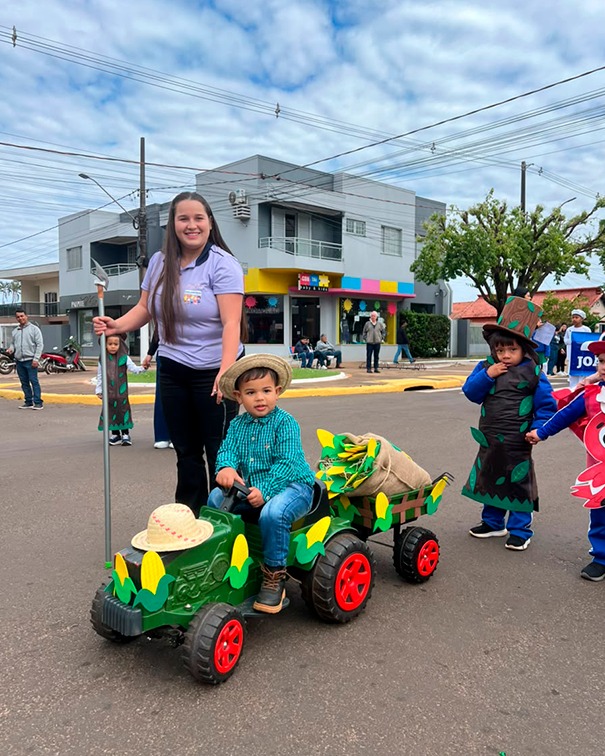 Desfile Cívico de 7 de Setembro reúne escolas, instituições, empresas e Exército em Amambai Desfile Cívico de 7 de Setembro reúne escolas, instituições, empresas e Exército em Amambai