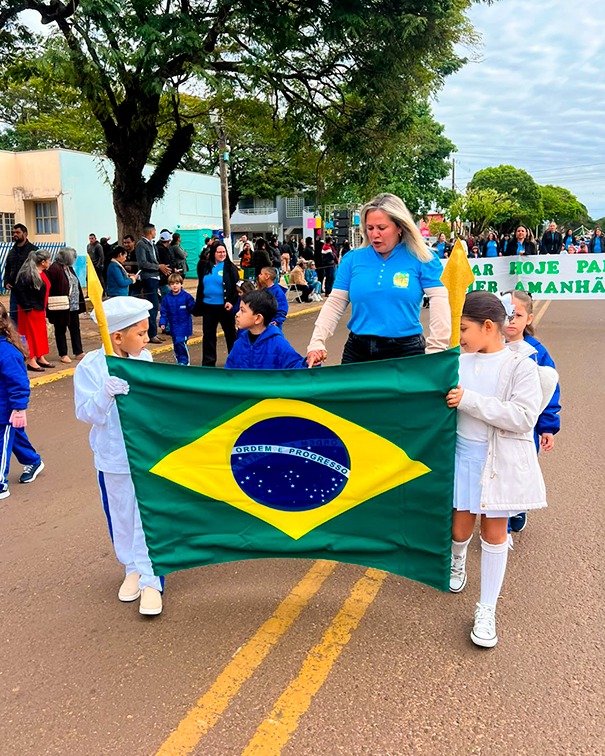 Desfile Cívico de 7 de Setembro reúne escolas, instituições, empresas e Exército em Amambai Desfile Cívico de 7 de Setembro reúne escolas, instituições, empresas e Exército em Amambai