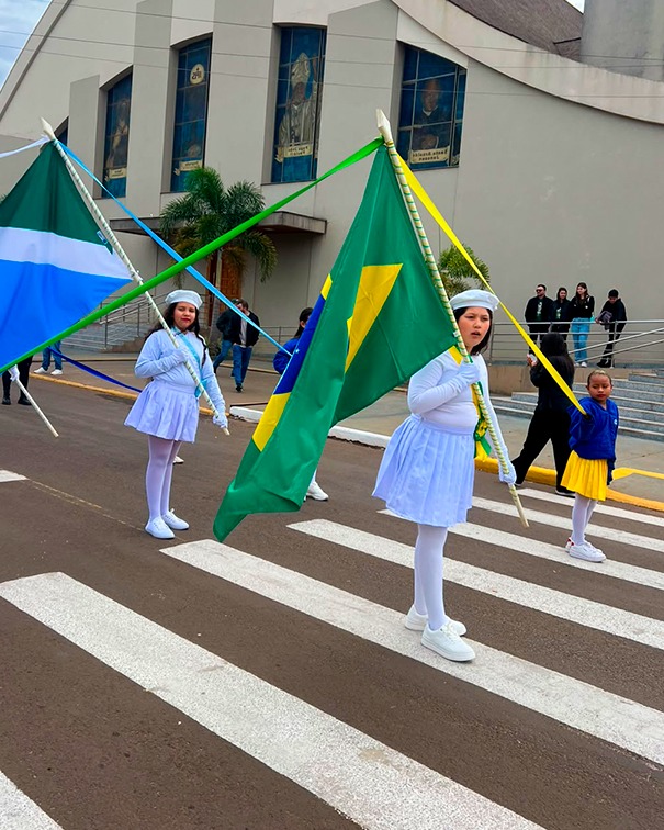 Desfile Cívico de 7 de Setembro reúne escolas, instituições, empresas e Exército em Amambai Desfile Cívico de 7 de Setembro reúne escolas, instituições, empresas e Exército em Amambai