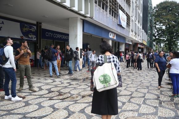 Servidores deixam prédio no Setor Comercial Sul em Brasília, após tremor de terra - Foto José Cruz/Agência BrasilJosé Cruz/Agência Brasil