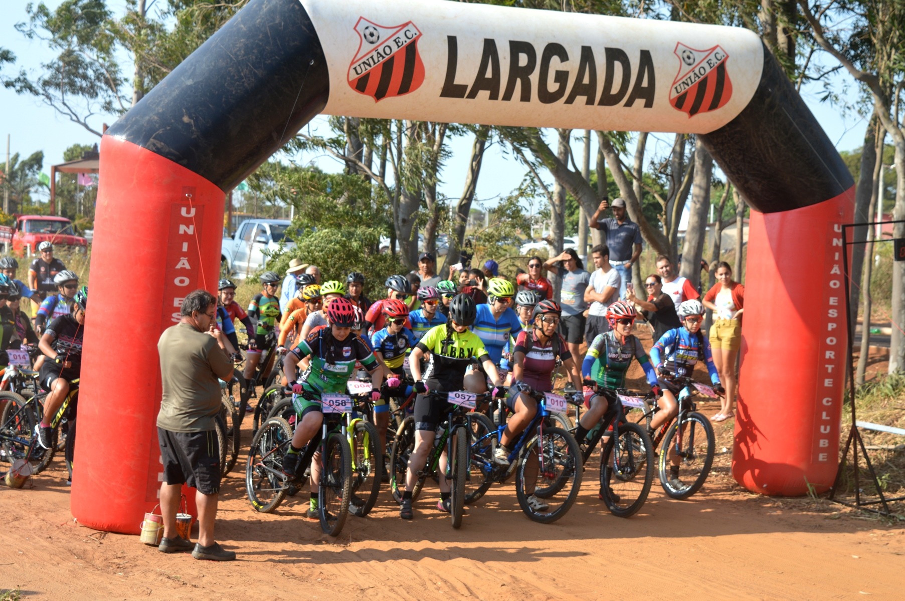 Conesul de MTB reuniu ciclistas de cidades do MS e do Paraguai em Amambai Largada da categoria Feminina. / Foto: Moreira Produções.