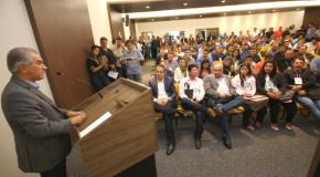 Na Assomasul, governador defende regionalização do atendimento à saúde Reinaldo discursa na Assomasul / Foto: Divulgação