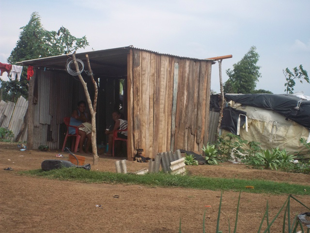 Famílias vivem em situações precárias sem água e energia elétrica.