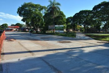 Por falta de pagamento, obra da praça está paralisada A paralisação da obra tem chamado atenção da população/Foto: Moreira Produções