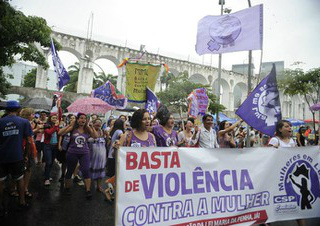Pesquisa mostra que 75% dos brasileiros consideram o Brasil um país machista Feministas defendem os direitos das mulheres, no Rio de Janeiro, no dia da internacional mulher