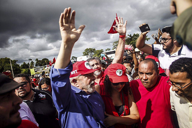 Lula se despede da Bahia com almoço preparado por assentados do MST Lula visitou a casa de um acampado e seguiu para uma