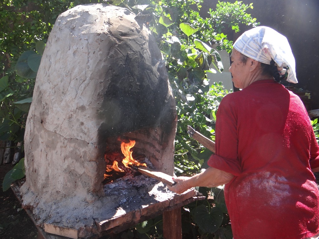 Culinária paraguaia é tradição na Semana Santa em Amambai Dona Bernarda assa a chipa e a sopa em forno de barro.Foto: Moreira Produções