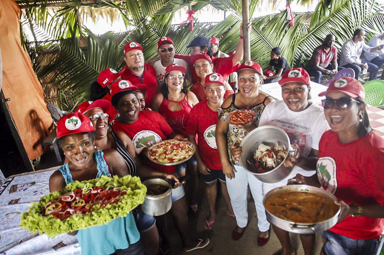 Lula se despede da Bahia com almoço preparado por assentados do MST Lula se despede da Bahia com almoço preparado por assentados do MST