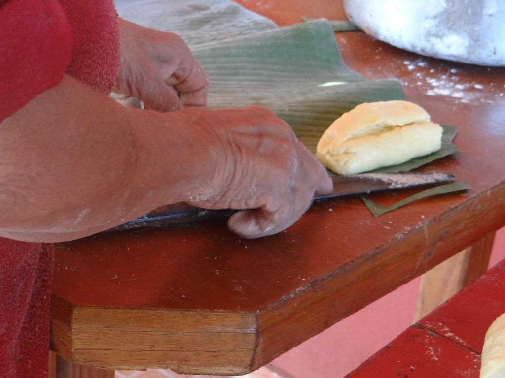 A chipa é assada em folhas de bananeira para não sujar dentro do forno de barro.Foto: Moreira Produções