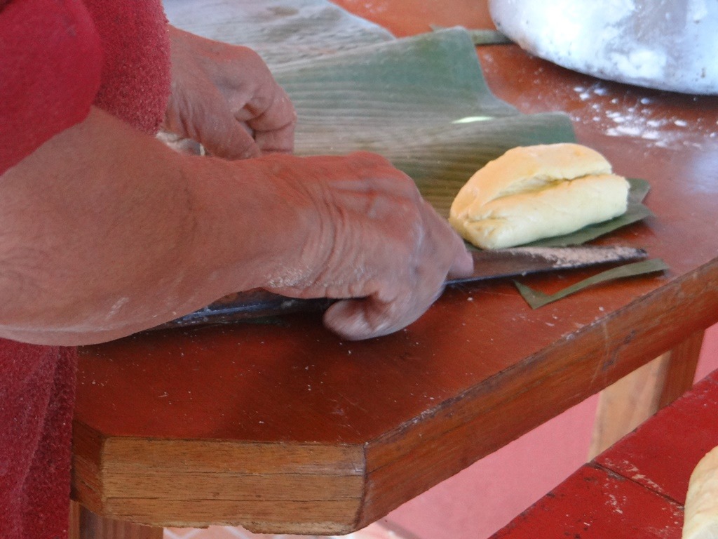 Culinária paraguaia é tradição na Semana Santa em Amambai A chipa é assada em folhas de bananeira para não sujar dentro do forno de barro.Foto: Moreira Produções