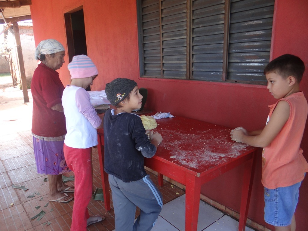 Culinária paraguaia é tradição na Semana Santa em Amambai A tradição dos pais e avós é mantida e promovida ente os netos.Foto: Moreira Produções