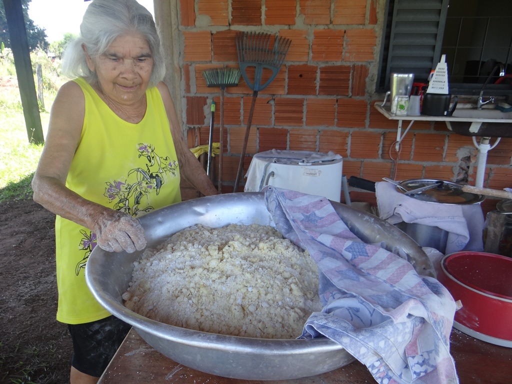 Culinária paraguaia é tradição na Semana Santa em Amambai Dona Joana explica que prepara a sopa paraguaia com milho cateto, com os grãos fervidos anteriormente e moídos.Foto: Moreira Produções