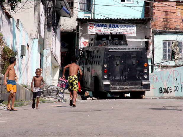 Os policiais cercam três importantes rotas de fuga dos traficantes no Morro do JuramentoFoto: Jadson Marques/Futura Press
