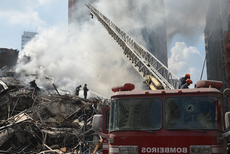 Bombeiros retiram primeiro corpo de escombros de prédio em SP Bombeiros fazem rescaldo de escombros de prédio que pegou fogo em SP - Rovena Rosa/Agência Brasil