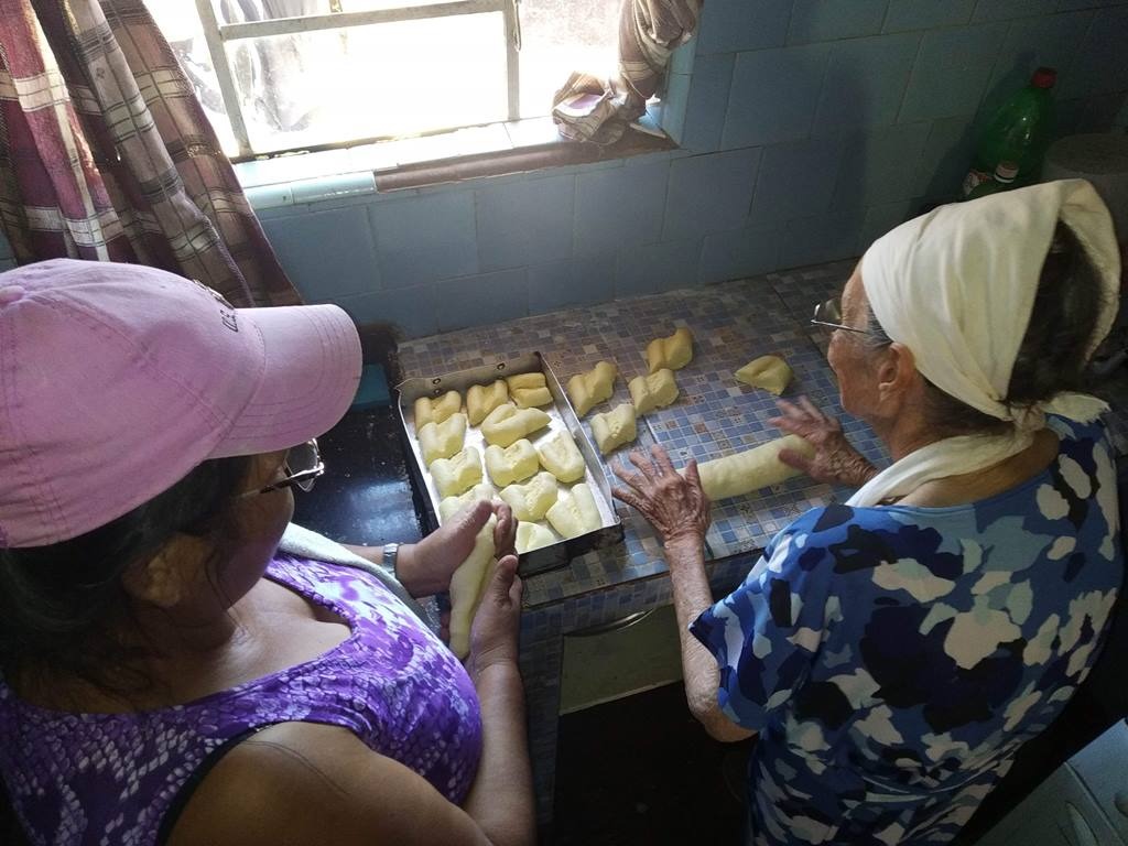 Culinária paraguaia é tradição na Semana Santa em Amambai Euzébia Durand Delosanto (D) e Gina Aguirre preparam a chipaFoto: Moreira Produções