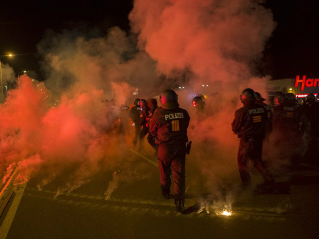 Polícia e manifestantes de extrema direita entram em confronto na Alemanha