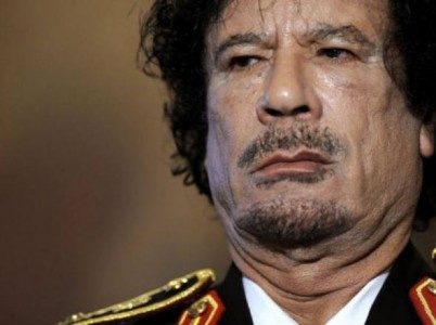 Kadafi admite estar "contra o muro", mas promete lutar