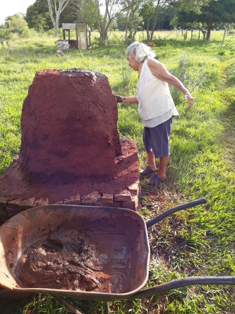 Culinária paraguaia é tradição na Semana Santa em Amambai O forno foi feito por ela mesma com ajuda do filho José Domingos.Foto: José Domingos Lima Filho