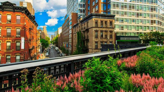 6 lugares que parecem estar ganhando a guerra contra os carros A High Line, em Nova York, fez muitos moradores dispensarem o táxi