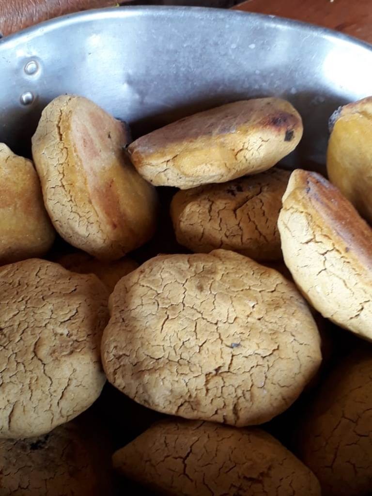 O bolo para o preparo da sopa paraguaia: milho cateto em grãos, pré-cozido, moído, misturado com água com a mão e moldado em bolos pequenos.Foto: José Domingos Lima Filho