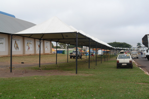 Estrutura das barracas já está pronta no local.