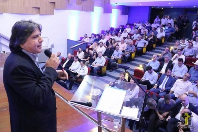 Caravina sugere parceria para criação de consultoria do desenvolvimento Caravina durante discurso no evento (Foto: Edson Ribeiro)