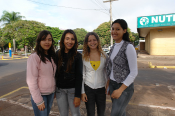 Inverno chega trazendo vento frio e neblina para Amambai Juciele (E), Bruna, Emyllim e Tailana.