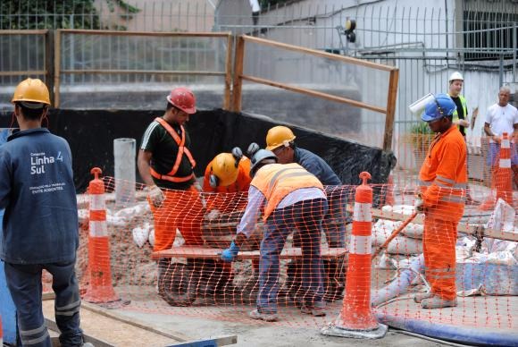 PIB cai 0,24% no segundo trimestre Em todo o país, Fundação Getulio Vargas constatou queda de 7,4% na construção, o que afetou o PIBAgência Brasil/ Tomaz Silva