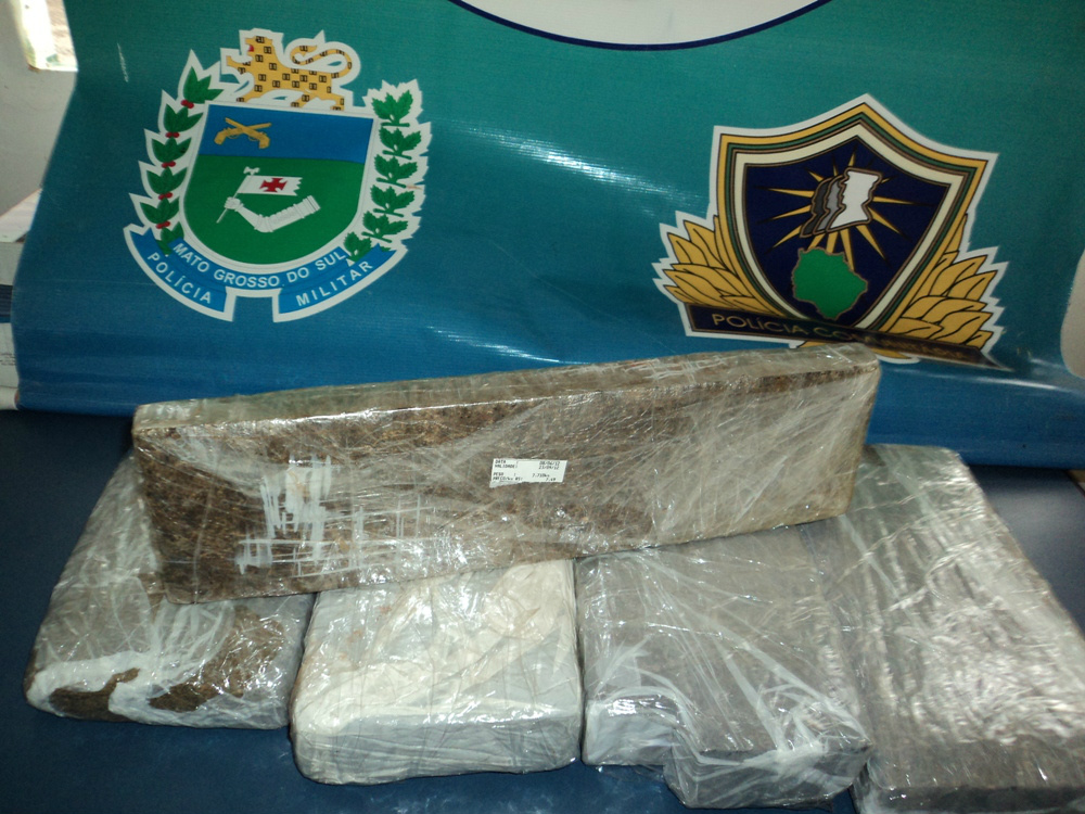 PMA prende presidiário com 8 kg de maconha em ônibus em Miranda