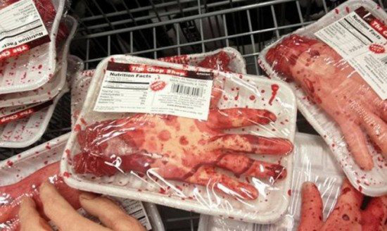 Mercado na Noruega polemiza ao vender mãos de mentirinha em bandejas