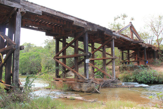 Governo vai substituir ponte precária de madeira por nova estrutura de concreto Governo vai substituir ponte precária de madeira por nova estrutura de concreto
