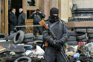  Homem mascarado e armado das forças especiais ucranianas fica de guarda em frente ao prédio da administração regional de Kharkiv, Ucrânia 
