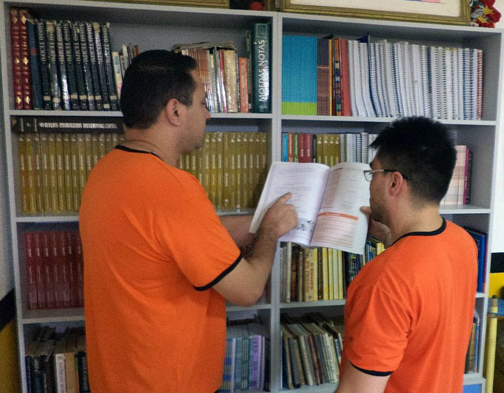 reeducandos de MS conseguem classificação para ingresso no ensino superior Michael e Rafael estudaram juntos e ambos conseguiram aprovação na UFMS.Foto: Divulgação