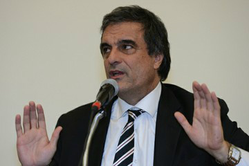 Segundo o ministro da Justiça, a Polícia federal segue 'com várias linhas de investigação'
