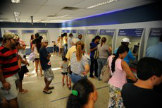 Saques do 1º lote de contas inativas começam sexta (10) Agências da Caixa estarão abertas no sábado (11) para auxiliar na liberação do FGTSFoto: Divulgação