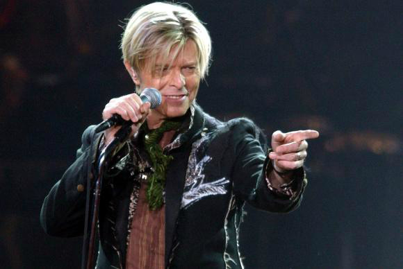 Dois dias após completar 69 anos, morre cantor britânico David Bowie O artista inglês completou 69 anos no último dia 8 de janeiro, quando lançou Blackstar, o 25º álbum de sua carreira. Na imagem de arquivo, David Bowie se apresenta em um concerto em Hamburgo na Alemanha, em outubro de 2003