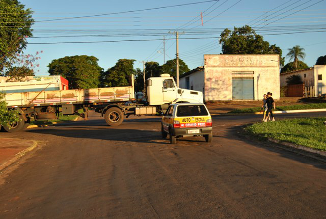 Sinalização insuficiente é principal problema do trânsito em Amambai Rua José Luiz Sampaio Ferraz, no cruzamento com a avenida Nicolau Otaño, via de acesso à rodovia e local de caminhada da população de Amambai; no cruzamento, sinalização zero.