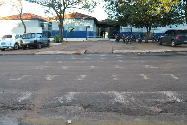 Sinalização insuficiente é principal problema do trânsito em Amambai Em frente à escola municipal Maria Bataglin Machado, a pintura da faixa de segurança está praticamente apagada.