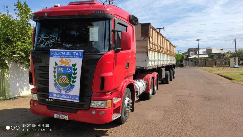 PM prende dupla que roubou carreta enquanto dono era mantido refém Carreta foi apreendida pela Polícia Militar na BR-463. (Foto: Divulgação | PMMS)