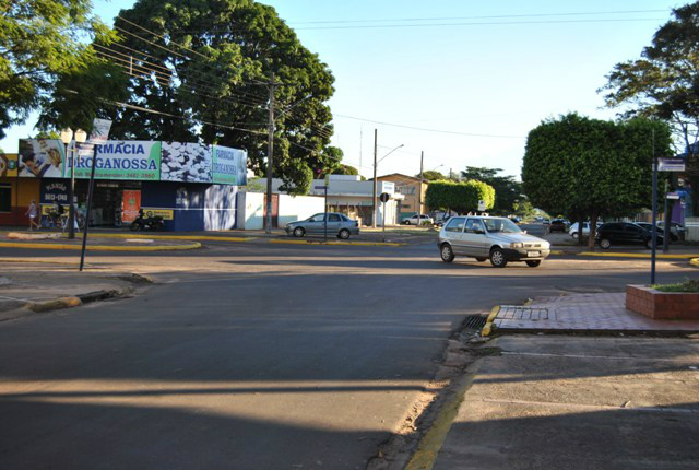 Sinalização insuficiente é principal problema do trânsito em Amambai Muitos dos pontos de intersecção das ruas transversais com a avenida Pedro Manvailer não possuem sinalização indicando a preferência do trânsito.