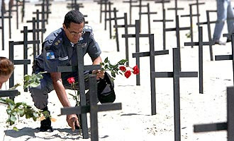 Presidente sanciona lei que torna crime hediondo o assassinato de policiais Presidente sanciona lei que torna crime hediondo o assassinato de policiais