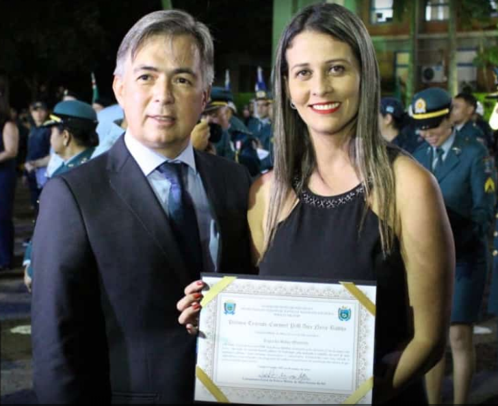 Secretária de Desporto e Cultura, Lígia Borges, recebendo sua honraria / Foto: Divulgação